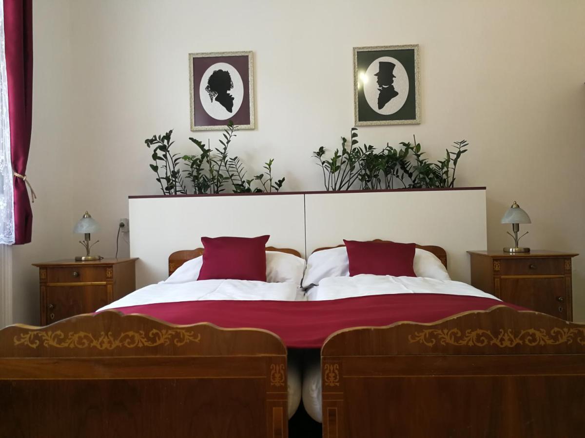 Tulipanvendeghaz Hotel เคสเท ภายนอก รูปภาพ